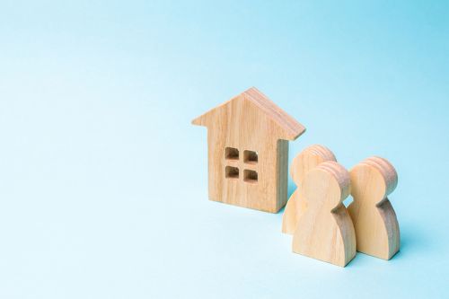 Holzhäuschen und Holzfiguren